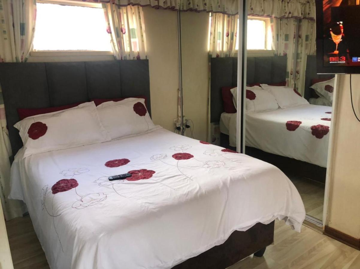 Phomolong Guest House, Westgate, Roodeporte Роодепоорт Екстериор снимка